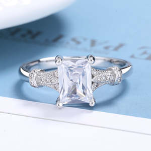 Anello Solitario Romantico in Argento Sterling con Cristalli Taglio Principessa e Radiant, Placcato in Rodio, Gioiello Raffinato per Fidanzamento - Product Image 2