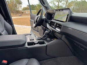 Toyota Land Cruiser 1958 4x4 SUV 4 puertas 2024, certificado, usado en buen estado, transmisión automática, volante a la izquierda, cuero oscuro, turbo eléctrico - Product Image 4