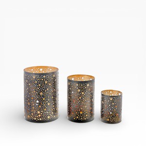 Bougeoirs en métal noir hauts avec un design finement perforé pour une décoration intérieure moderne et luxueuse - Product Image 4