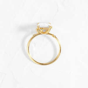 Elegante anillo de bodas de racimo de moissanita de corte radiante para mujer - Product Image 5