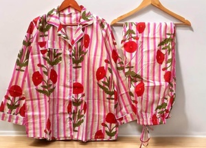 Ensemble de pyjama respirant doux en coton bio à imprimé floral pour femmes avec fermeture à cordon de serrage Chemises et pantalons sexy - Product Image 2