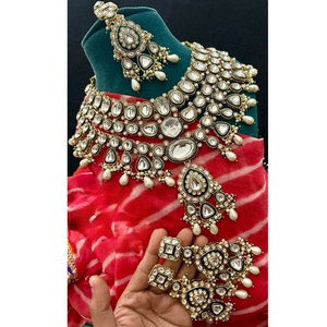 Ensemble de collier et boucles d'oreilles exclusif de haute qualité plaqué or avec pierres Kundan, collection de bijoux de mariage Tikka pour femmes - Product Image 1
