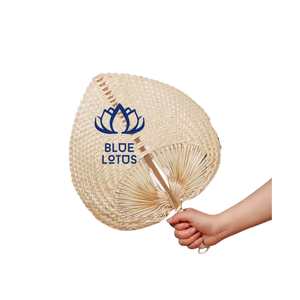 Éventail traditionnel miniature en bambou avec feuille de palmier et raphia, éventail de mariage vietnamien sculpté pour l'été - Product Image 1