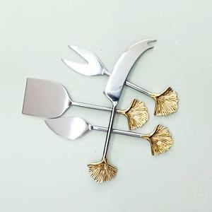 Épandeur de fromage dynamique avec poignée en laiton doré et plume en acier inoxydable Ensemble d'épandeurs de fromage à lame polie miroir argenté - Product Image 5