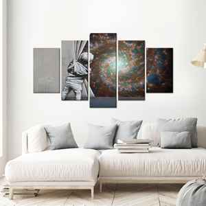 Arte impreso en lienzo: niño espiando detrás de la cortina - Vista espacial, juego de 5 lienzos Mx - Product Image 1