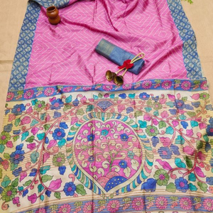 Sari en tissu de soie douce avec imprimé magnifique et pièce de Blouse contrastante et pompons sur le côté de la bordure motif traditionnel - Product Image 1
