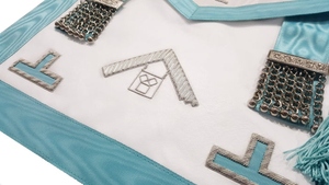 Regalia Masónica: Delantal de Maestro Masón de la Logia Azul de Pensilvania, con Borde Azul Rey y Borlas de Cadena Metálica, Servicio OEM - Product Image 5
