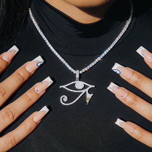 พบกับจี้ฮิปฮอปสีทอง10kt ประดับด้วยเม็ดกลมตัดห้องแล็บเพชรที่ปลูกและมีสัญลักษณ์อันงดงามของสไตล์และความหรูหรา - Product Image 5