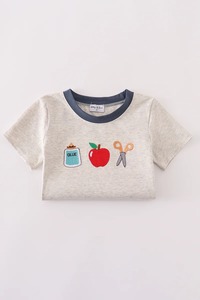 Ensemble de shorts élégants à broderie pomme grise pour garçons coupe confortable et design mignon pour une tenue d'été - Product Image 4