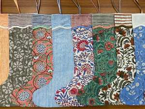 ถุงผ้าลายดอกไม้สไตล์อินเดีย พิมพ์ลายด้วยมือบนผ้าฝ้าย สำหรับใส่ของขวัญคริสต์มาส งานแฮนด์เมด รุ่น RCSMIX - Product Image 3