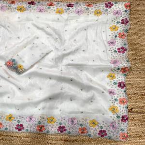 Sari Elegante de Seda Arrugada VASTRA COTTAGE con Lentejuelas, Cuentas Bordadas, Trabajo de Hilo Multicolor y Blusa Bordada con Malla Suave - Product Image 4