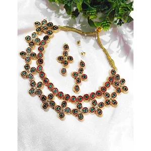 Ensemble de collier à deux couches avec motif floral Kundan et Meenakari, orné de perles et de diamants, idéal pour les mariages, les fêtes ou comme cadeau, fabriqué en alliage de laiton fin. - Product Image 2