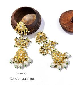 Pendientes Kundan Jhumka hechos a mano especiales para festivales tradicionales, acabado chapado en oro con detalles de perlas - Product Image 4