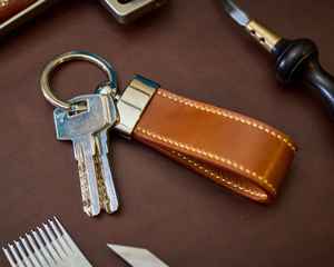 Porte-clés vintage en cuir véritable italien fait à la main, initiales gravées, couleur personnalisée, monogramme personnalisé, porte-clés de luxe pour tous les jours - Product Image 2