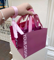 Hediye paketleme için kolu halat ile lüks özel Logo kabartmalı baskılı giyim karton perakende kağıt alışveriş torbaları