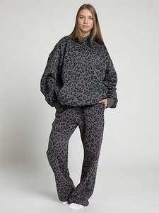 Sudadera elegante y moderna para mujer, forro polar de manga larga, diseño suave y acogedor, ideal para uso en exteriores o interiores - Product Image 2