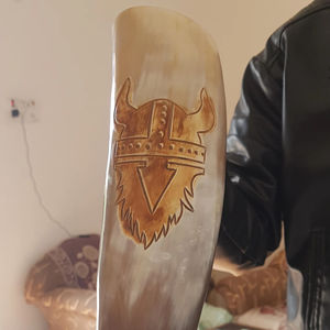 Taza de cuerno de búfalo hecha a mano con correa de cuero diseño religioso ecológico para recreaciones bares regalos y coleccionistas de la India - Product Image 1