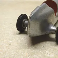 Voiture de course miniature style Indy en aluminium moulé poli, artisanat en métal, cockpit ouvert, roues en caoutchouc dur, décoration de table Art Déco pour la maison