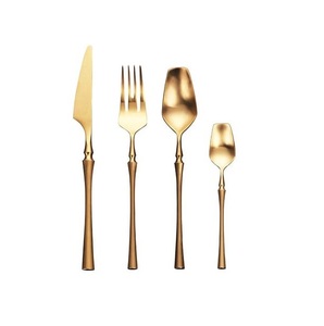 Juego de cubiertos metálicos de acabado elegante para una decoración de lujo en la mesa, que agrega profundidad visual y un aspecto refinado. - Product Image 5