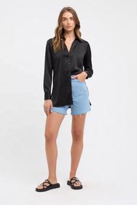 Shorts en jean tendance, coupe décontractée qui s'adapte au corps, coupe droite, design à cinq poches, confectionné en coton. - Product Image 4