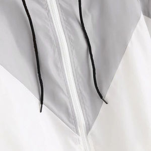 Conjuntos de pantalones cortos cortavientos de poliéster de nailon 100% para mujer de alta calidad, chaquetas cortas con capucha estampadas, pantalones cortos cortavientos de montaña - Product Image 3