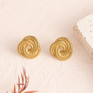 أقراط نسائية عصرية من الفولاذ المقاوم للصدأ مطلية بالذهب عيار 18 قيراط، مضادة للصدأ ومقاومة للماء، قابلة للتخصيص - Product Image 3