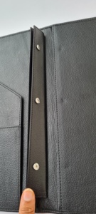Dossier de menu de restaurant en cuir véritable personnalisé avec vis pour manches réglables pour hôtels et restaurants - Product Image 5