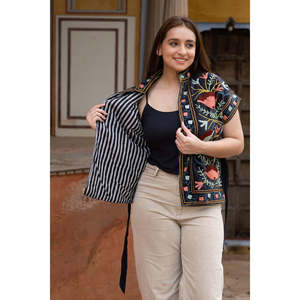 Chaleco Acolchado de Terciopelo Negro Hecho a Mano para Mujer, Prenda Exterior Elegante, Largo o Corto, con Bordado y Decoración Vintage para Primavera/Invierno - Product Image 5