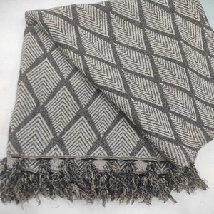 ผ้าห่มโพลีเอสเตอร์ผ้าฝ้ายนุ่มสำหรับตกแต่งบ้านพร้อมด้ายลายตารางและพู่สำหรับผู้ใหญ่ - Product Image 3