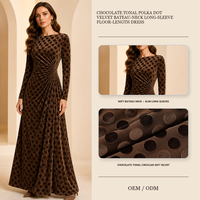 Robe longue maxi en velours marron chocolat à pois ton sur ton, col bateau, manches longues, drapée sur le côté, pour femme