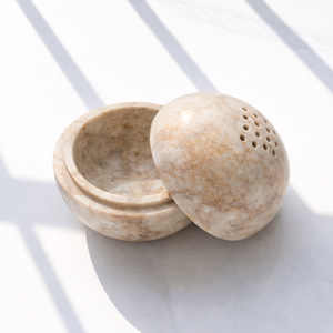 Brûleur et support d'encens carré en marbre blanc artisanal avec couvercle en dôme perforé, accessoire d'aromathérapie minimaliste en pierre de qualité supérieure - Product Image 2