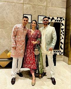 Vestido largo Anarkali rojo y verde estampado de diseñador, vestido de noche listo para usar con mangas largas - Product Image 3