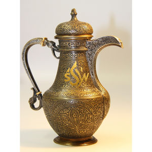 Théière saoudienne en laiton massif très vendue Dallah arabe gravé disponible à un prix abordable Design en relief dernière arrivée Dallah - Product Image 1