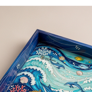 Plateau de service en bois artisanal indien Meena fait à la main, motif vagues océaniques et dauphins, décoration de luxe, biodégradable et écologique - Product Image 3