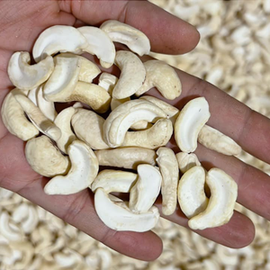 เม็ดมะม่วงหิมพานต์คุณภาพพรีเมียมสำหรับขาย ถั่วแห้ง SANTIGO ISO, HACCP เม็ดมะม่วงหิมพานต์แตก - Product Image 1