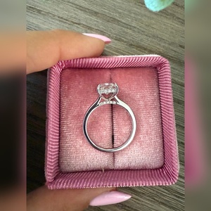 Anillo de Compromiso con Diamante Cultivado en Laboratorio, Corte Radiante, Claridad VVS2, 3.00 Quilates, Certificado IGI, Venta al por Mayor a Precio Económico - Product Image 5