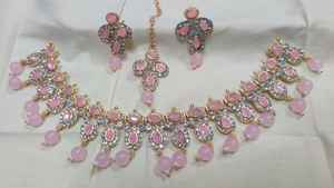 Élégant ensemble de bijoux AD Fashion pour femmes collier et boucles d'oreilles étincelants pour mariages et fêtes d'Inde - Product Image 2