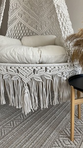 Grande chaise-hamac en macramé au design moderne de couleur blanche Grande balançoire adulte tissée à la main de style bohème pour salon et patio - Product Image 3