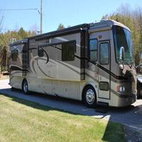 Caravane de luxe moderne 4x4, mini camping-car, véhicule de camping tout-terrain pour 4 personnes, en acier inoxydable, confortable