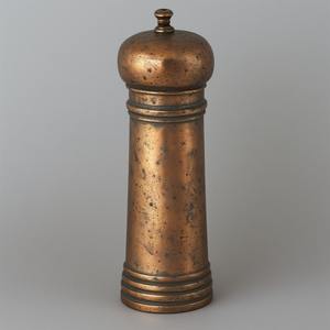 Paire de moulins à poivre et shaker décoratifs en laiton avec détails artisanaux offrant un accent décoratif pour les tables à manger - Product Image 4