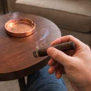 Accessoires de cigares haut de gamme, cendrier carré pour cigares, cendrier en cuivre martelé, cendrier pour 2 cigares, cendrier en métal pour cigares - Product Image 1