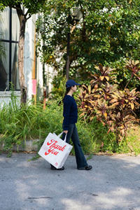 Bolsa de compras de tela no tejida ecológica al por mayor, reutilizable, con impresión de logotipo personalizado según los requisitos del fabricante - Product Image 3
