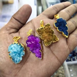 Colgante de Ágata Druzy Irregular, Piedra Natural de Forma Libre, Pulida y Chapada en Oro, Colección de Colgantes para Mujer - Product Image 1