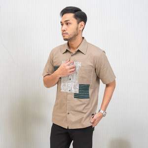Camisa de manga corta Mocha hecha a mano de Indonesia de la mejor calidad para verano Características Bolsillo asimétrico de retazos de contraste abstracto - Product Image 3