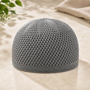 Bonnet de prière Kufi gris en tricot respirant pour hommes – Bonnet léger en maille ouverte, chapeau musulman polyvalent pour usage quotidien - Product Image 1