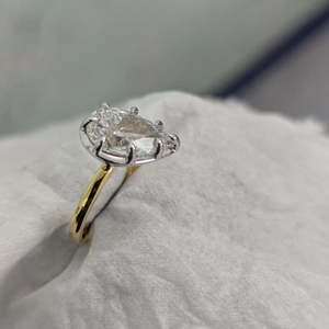 Bague de fiançailles pour femme en or bicolore avec diamant de laboratoire certifié IGI 3,00 ct, couleur D-E-F, pureté VVSVS, taille poire - Product Image 3