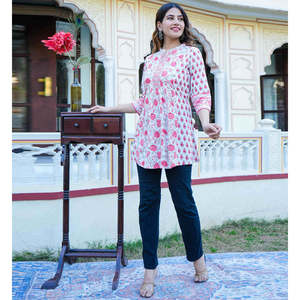 Kurti corto con estampado floral, top de rayón cómodo para ropa informal, perfecto para ella en cumpleaños o aniversarios y ocasiones - Product Image 3