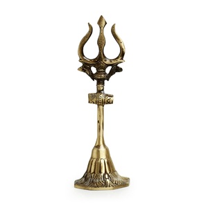 Sculpture Trishul traditionnelle en laiton plaqué or un symbole Divin Trident. Disponible aux prix de gros. - Product Image 3