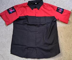 Camisa informal de retazos de algodón 100% en rojo y negro con 91 logotipos de firma teñidos lisos y cierre de botón de cuerno - Product Image 1