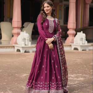 Vestido de estilo completo de color vino de alta demanda con Dupatta bordada en seda Tabby para festivales de bodas y celebraciones de fiestas - Product Image 2